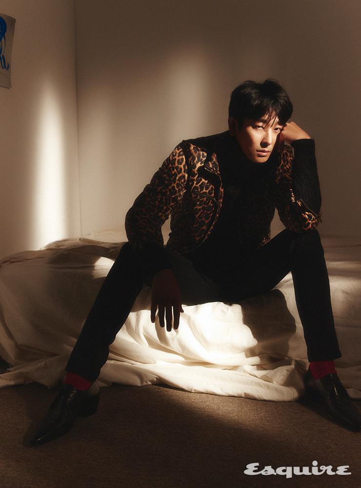 다운 보머 재킷, 모헤어 터틀넥 스웨터, 블랙 스키니 데님 팬츠, 빌리 더비 슈즈, 레드 삭스 모두 생 로랑 by 안토니 바카렐로.