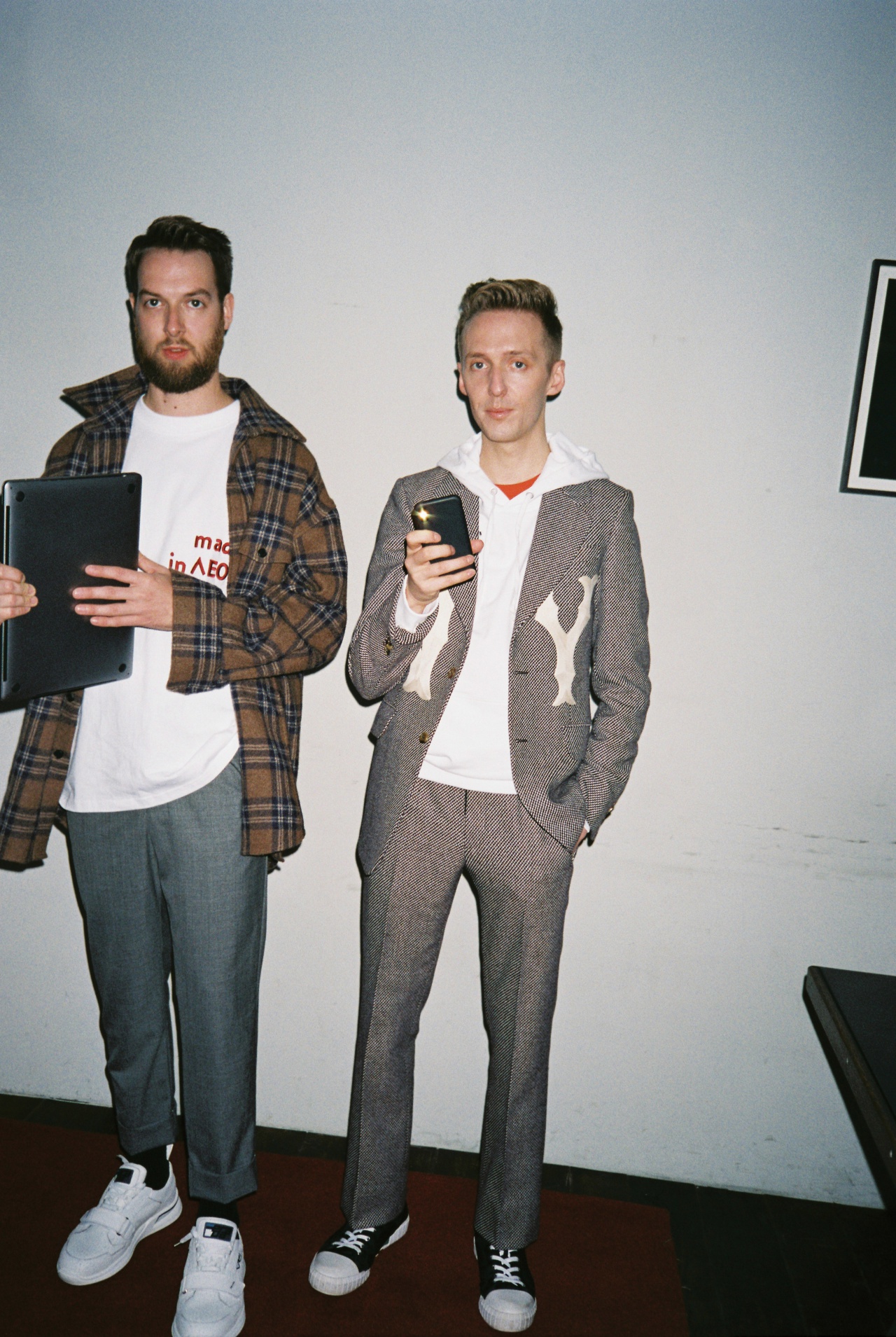 (제임스) 트위드 슈트 구찌. 후드 풀오버, 스니커즈 모두 캘빈클라인 진. 티셔츠 아미. (앤디) 체크 셔츠 우영미. 화이트 티셔츠 노앙. 바지 아미. 스니커즈 프라다.