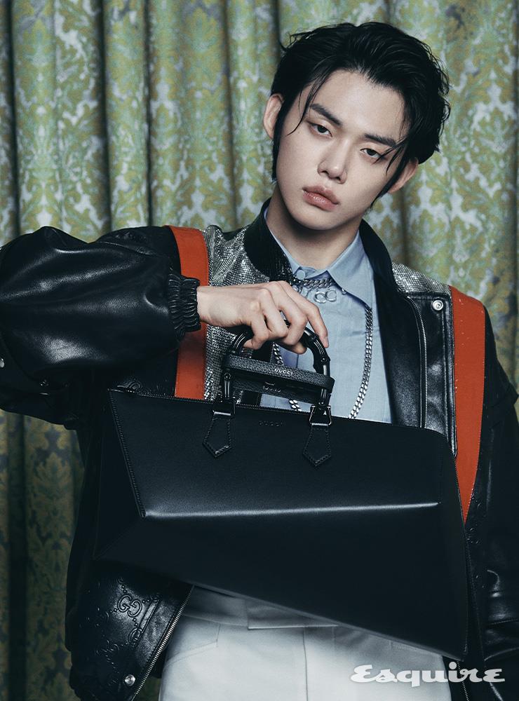 레더 재킷, 셔츠, 쇼츠, 네크리스, 지오메트릭 보스턴 백 모두 가격 미정 구찌.