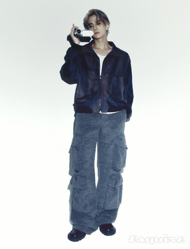 재킷 지용킴. 카고 팬츠 아미리. 슈즈 메종 마르지엘라.