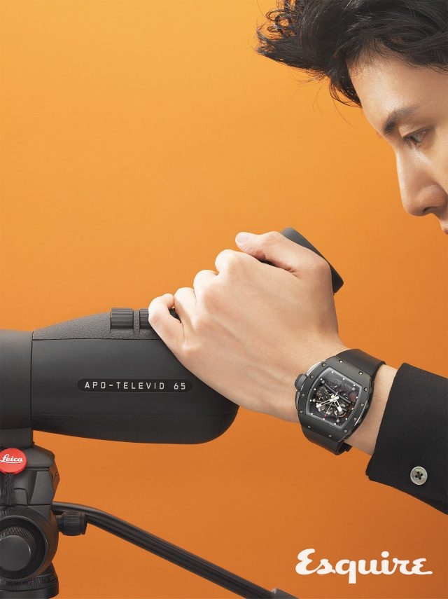 리차드 밀 RM-61 요한 블레이크 올 블랙, 케이스 폭 42.7mm, TZP 블랙 세라믹 케이스, 카본 TPT 미들 케이스. 깃털처럼 가볍고 지금 가장 눈에 띄며 그만큼 값비싼 시계. 1억5000만원대. 검은색 셔츠 오디너리 피플. 망원경 라이카.