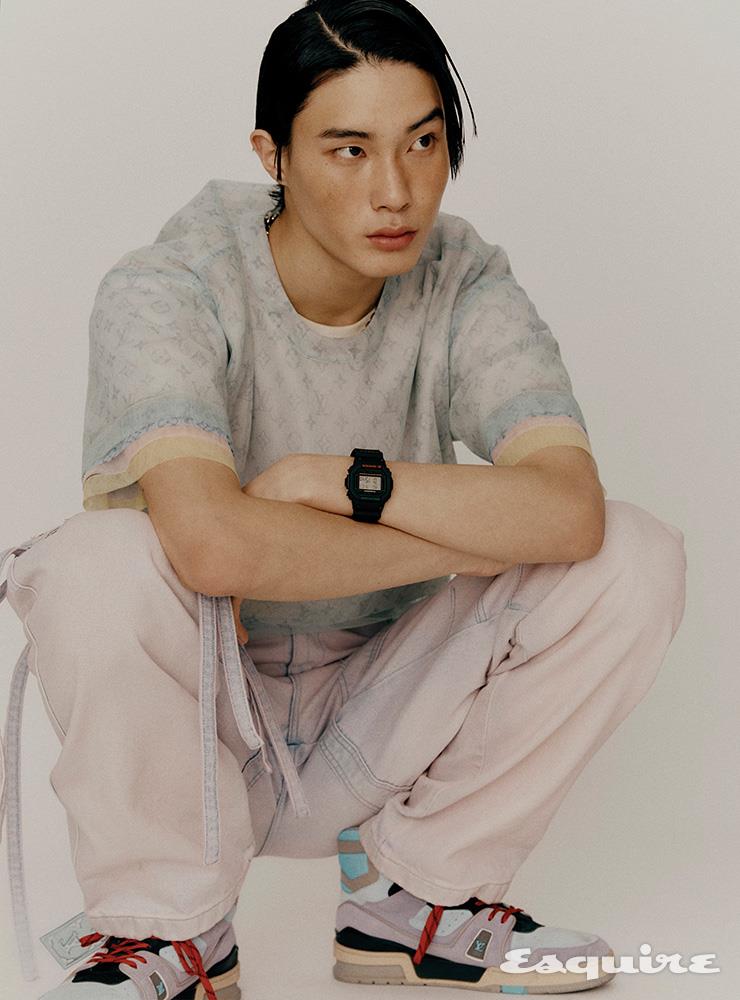 모노그램 오간자 티셔츠, 화이트 티셔츠, 데님 팬츠, 하이톱 스니커즈, 체인 목걸이 모두 가격 미정 루이 비통. 시계 가격 미정 카시오 지샥.