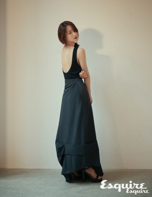 백리스 슬리브리스, 롱스커트 모두 코스. 블랙 스트랩 샌들 스튜어트 와이츠먼.