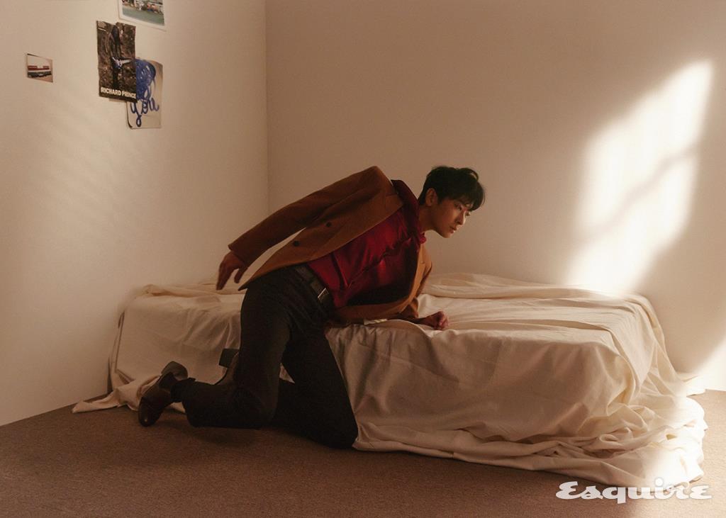 울과 캐시미어 플란넬 소재의 더블브레스트 스퀘어 컷 롱 재킷, 실크 새틴 소재 라발리에르 넥 셔츠, 하이라이즈 스트레이트 컷 데님 팬츠, 부드러운 가죽 소재의 제임스 웨스턴 지퍼 부츠 모두 생 로랑 by 안토니 바카렐로.