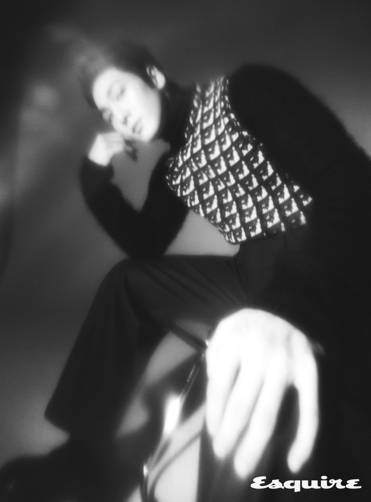 터틀넥 스웨터, 베스트, 슈즈 모두 프라다. 팬츠 8 by YOOX.