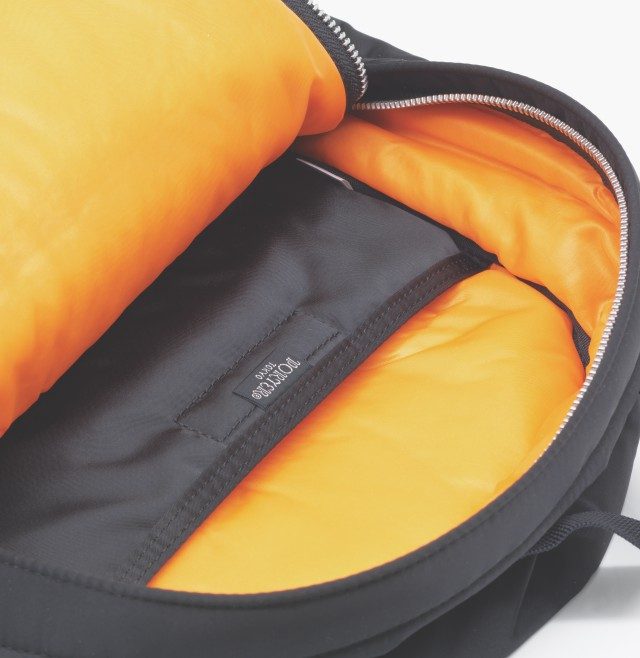 곳곳에 쿠션 처리를 하고 오렌지색 안감을 넣은 게 포터 탱커의 디자인 디테일이다.