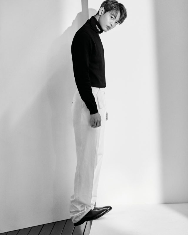 블랙 터틀넥 발렌티노. 화이트 바지 비욘드클로젯. 첼시부츠 처치스.