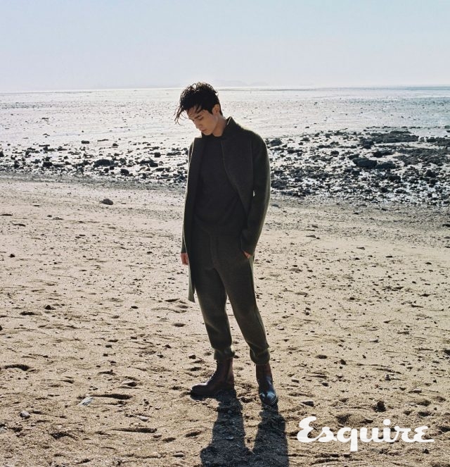 코트, 니트, 바지, 부츠 모두 가격 미정 벨루티.