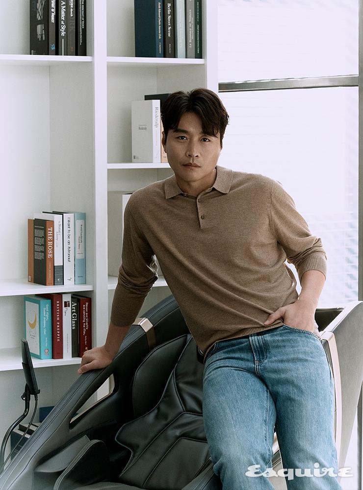 사파이어 블랙 컬러의 파나소닉 안마의자 EP-MA32. 온열 마사지 볼이 뭉친 근육을 부드럽게 풀어준다.