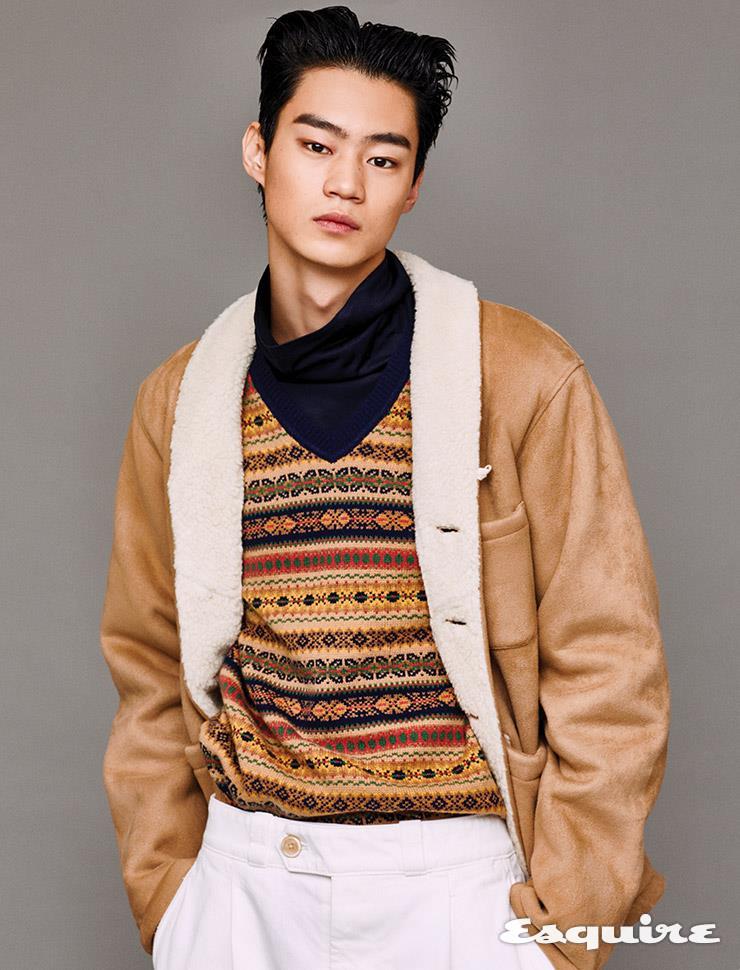 낙타색 시어링 재킷 48만8000원 유니버셜 웍스. 남색 터틀넥 가격 미정 에르메스. 스웨터 14만9000원 브룩스 브라더스 레드 플리스. 흰색 팬츠 가격 미정 프라다. 