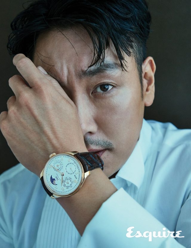 턱시도 셔츠 바톤 르노아. 커프스 링크 스타일리스트 소장품. 연도, 월, 날짜, 요일을 한눈에 볼 수 있는 레드 골드 케이스 & 화이트 다이얼 포르투기저 퍼페추얼 캘린더 워치 IWC.