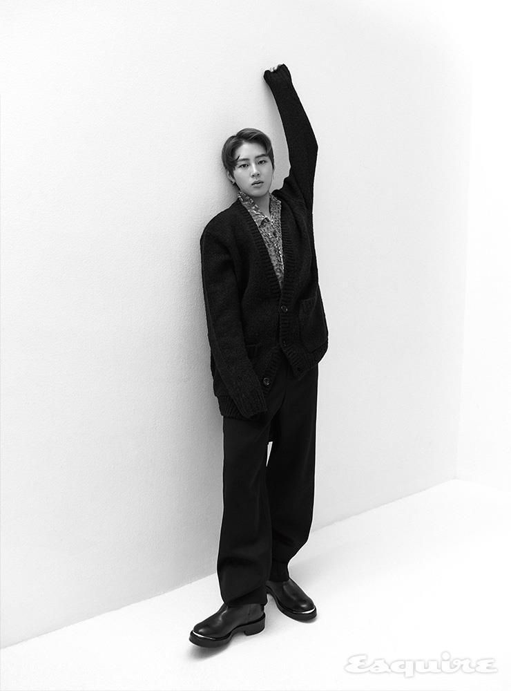 카디건, 레오파드 셔츠 모두 드리스 반 노튼 by 분더샵. 블랙 팬츠 태우. 콤배트 부츠 디올 맨.
