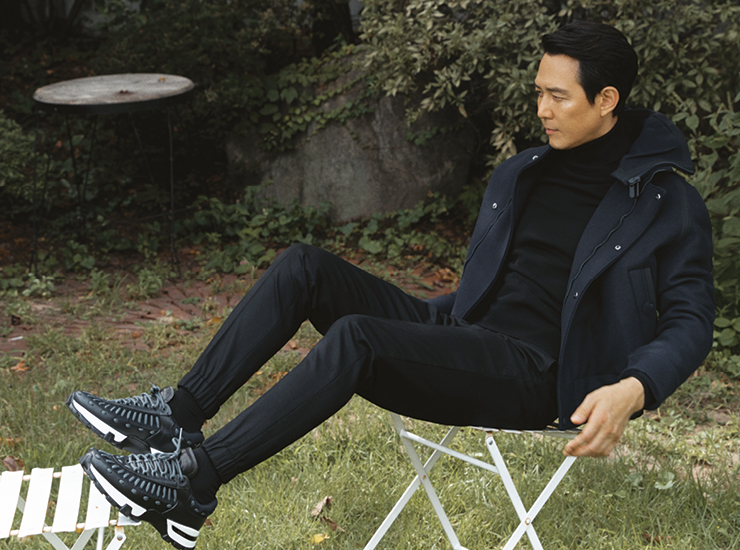 울 소재 하이넥 블루종, 조거 트라우저, 클라우디오 스니커즈 모두 에르메네질도제냐 XXX.