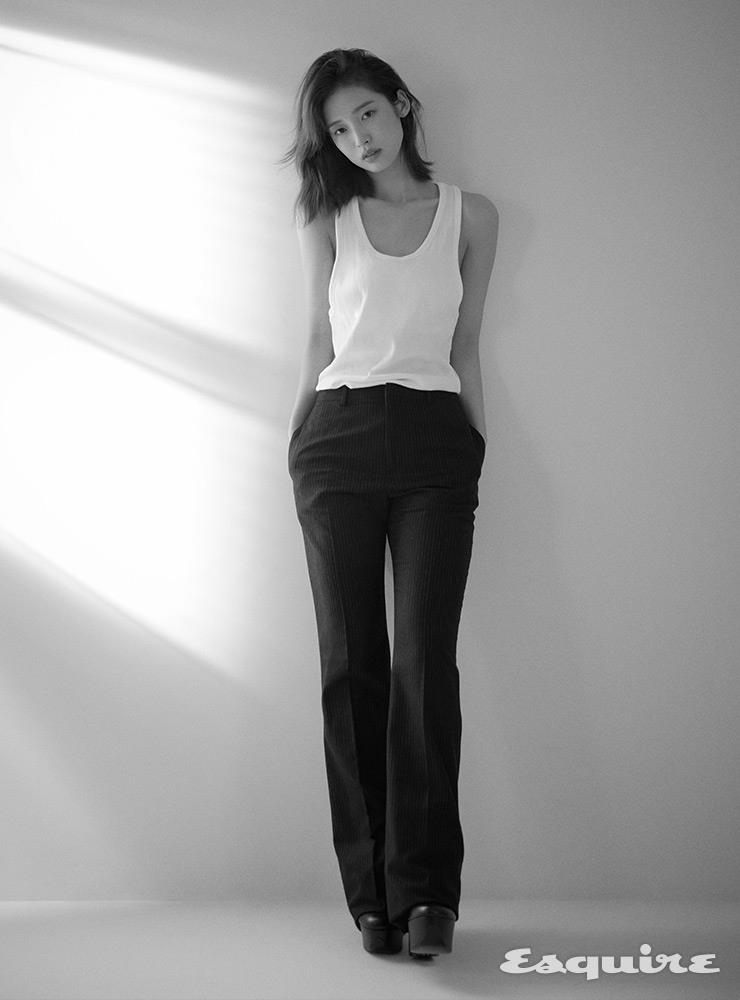 톱 스타일리스트 소장품. 팬츠 셀린느. 슈즈 니콜라스 커크우드.