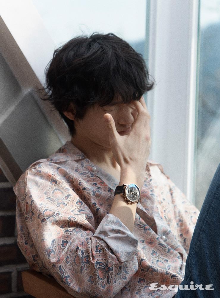 실크 셔츠 디올 맨, 데님 팬츠 에디터 소장품. 포르투기저 크로노그래프 2200만원 IWC.
