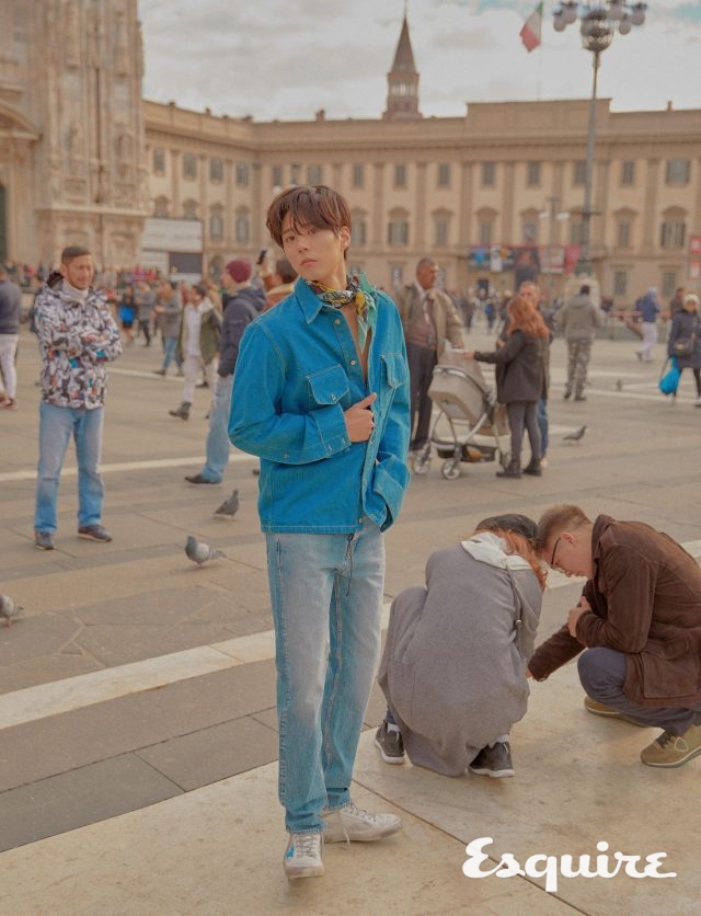 웨스턴 데님 셔츠, 워싱 데님 팬츠, 화이트 미드스타 스니커즈, 멀티 컬러 웨스턴 스카프 모두 골든구스 디럭스브랜드.