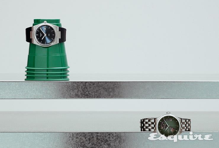 (왼쪽) 토노형 스틸 케이스에 심플한 네이비 다이얼을 매치한 PRX. 40mm 쿼츠 무브먼트 46만원 티쏘. (오른쪽) 무브먼트의 움직임을 감상할 수 있는 컷아웃 다이얼이 특징인 재즈마스터 오픈 하트. 40mm 오토매틱 무브먼트 148만원 해밀턴.