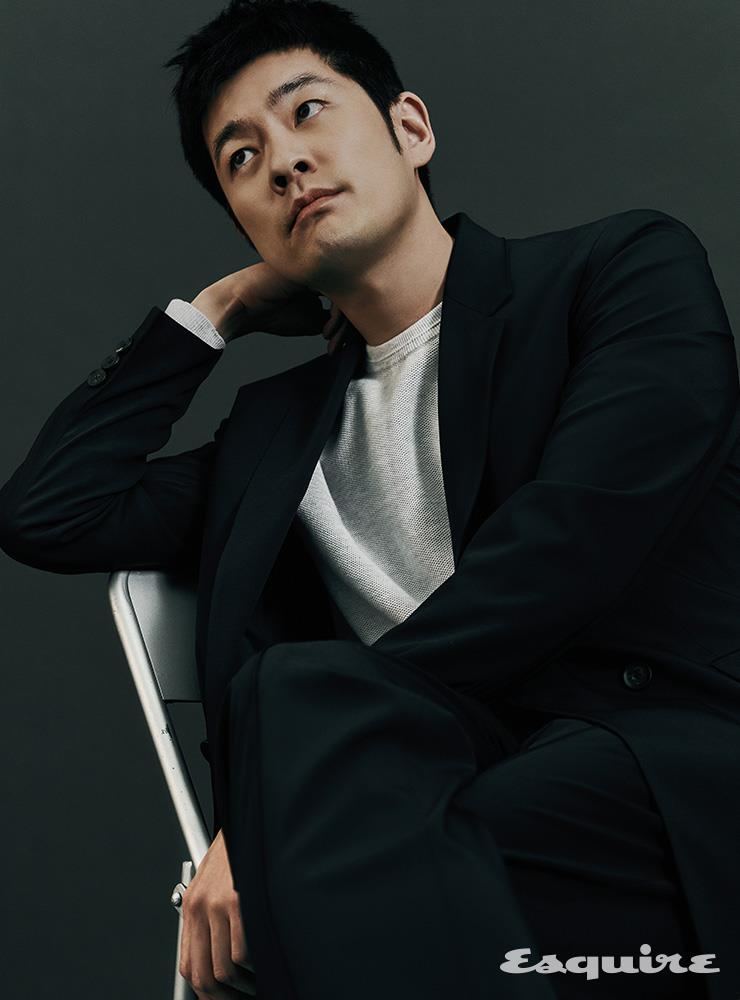 셋업 재킷과 팬츠, 라이트 그레이 스웨터 모두 타임옴므.