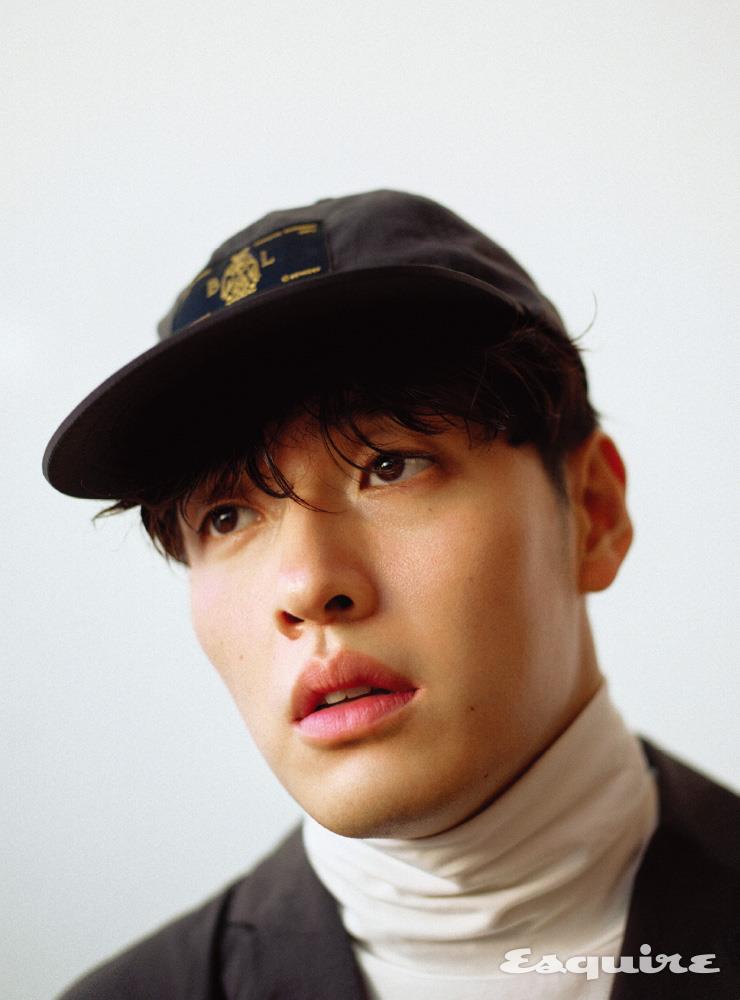SSFC 오피셜 클럽 블레이저, SSFC 볼 캡 모두 골스튜디오. 터틀넥 톱 스타일리스트 소장품.