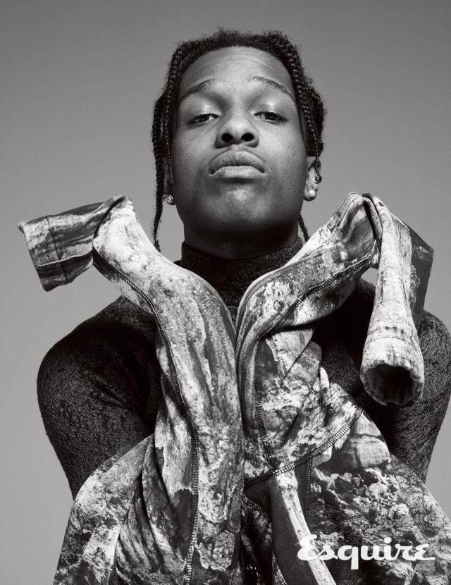 집업 재킷 1100파운드, 자카르 터틀넥 톱 1700파운드.