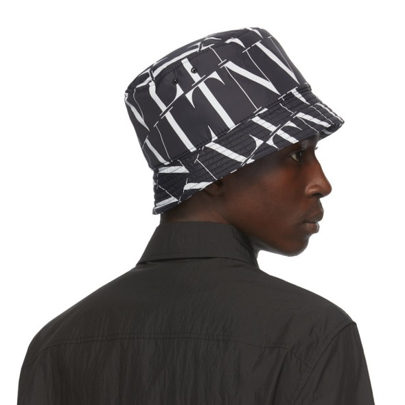 발렌티노 블랙 & 화이트 발렌티노 가라바니 'VLTN' 버킷햇, $399 USD