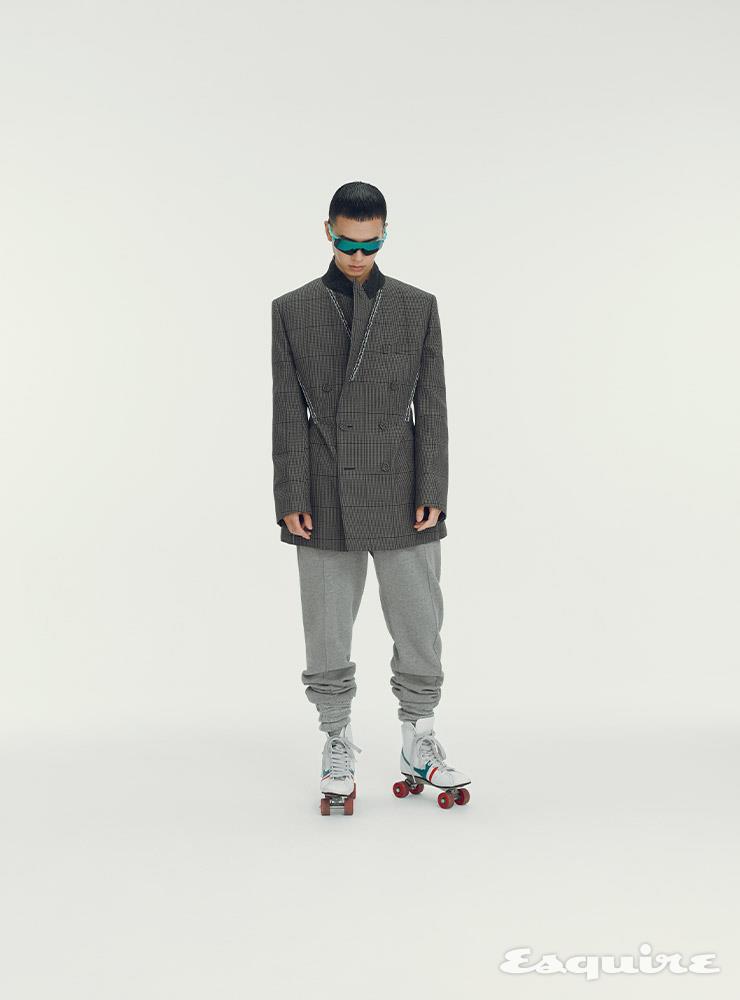 DIOR MEN - 체크 재킷, 스웨트 팬츠, 삭스 모두 가격 미정 디올 맨. 선글라스 20만원대 오클리. 롤러스케이트 에디터 소장품.