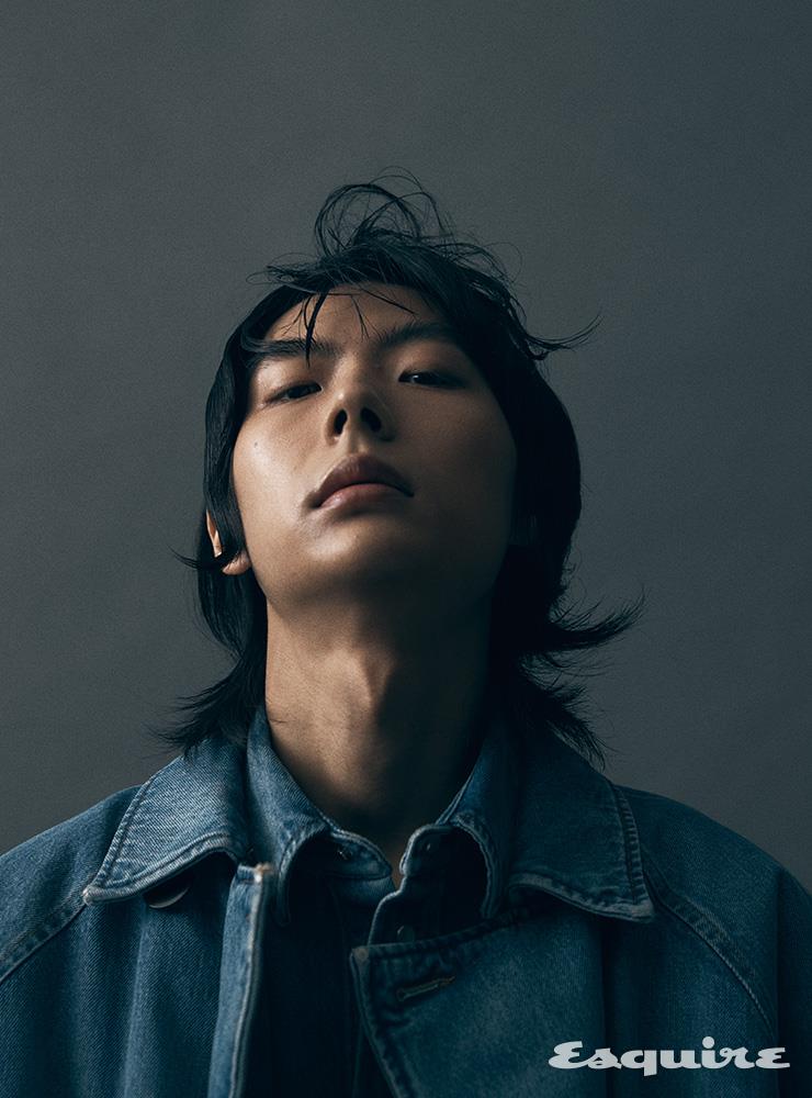 데님 시어링 코트, 데님 셔츠 모두 가격 미정 발렌시아가.