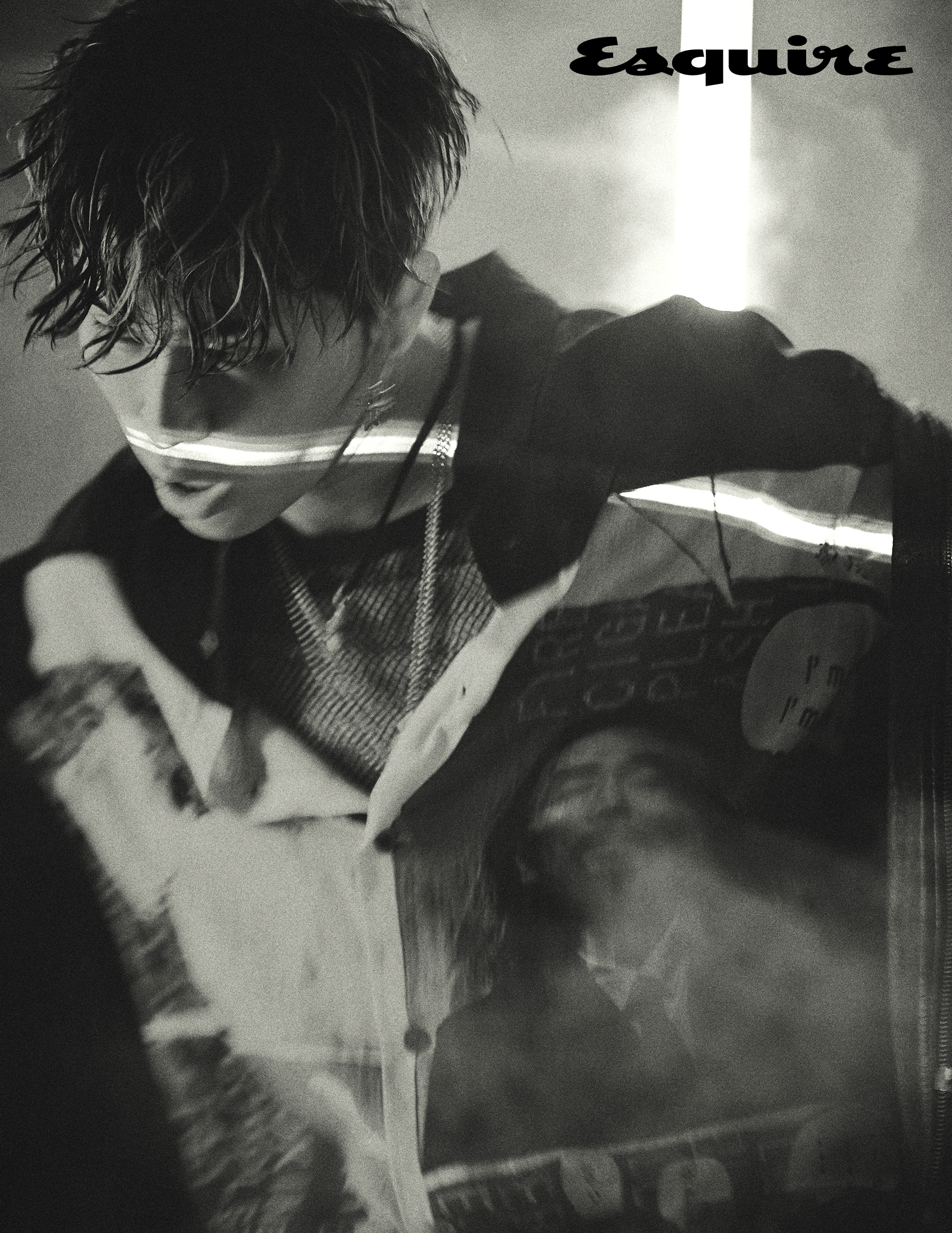 가죽 재킷 윈도우00. 프린팅 셔츠 요지 야마모토. 매쉬 톱 오디너리 피플. 목걸이, 귀걸이, 반지 모두 크롬하츠.