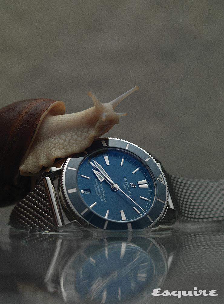 44mm 스틸 케이스의 오토매틱 무브먼트 시계 580만원대 브라이틀링.