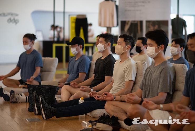 명상 지도자 아브히의 안내에 따라 호흡 명상을 체험해보고 있는 참가자들의 모습.