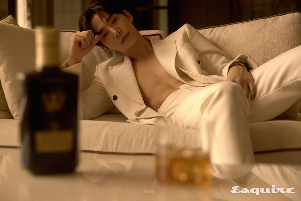 재킷, 팬츠 모두 알렉산더 맥퀸.