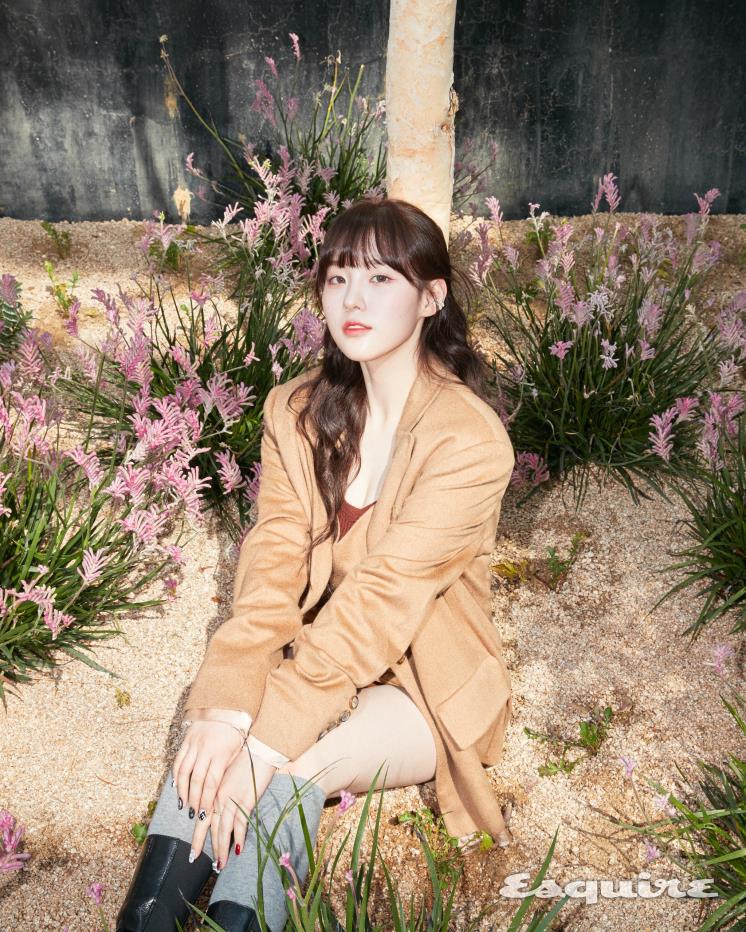 베이지 재킷, 톱, 스커트 모두 미우미우. 브라운 톱, 쇼츠 모두 스타일리스트 소장품. 슈즈 세르지오 로시. 이어커프 로아주. 링 앵브록스.