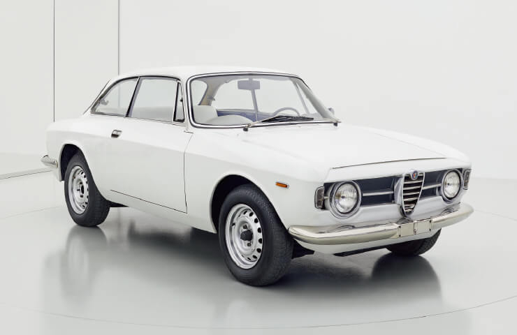 1963년에 등장한 줄리아 스프린트 GT는 주지아로가 베르토네에 있을 때 디자인한 최초의 양산형 알파로메오다. 