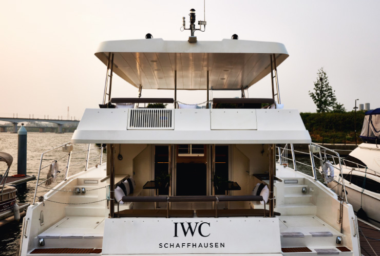 초대 손님들은 IWC가 준비한 요트에 올라 환상적인 드론쇼를 관람했다.