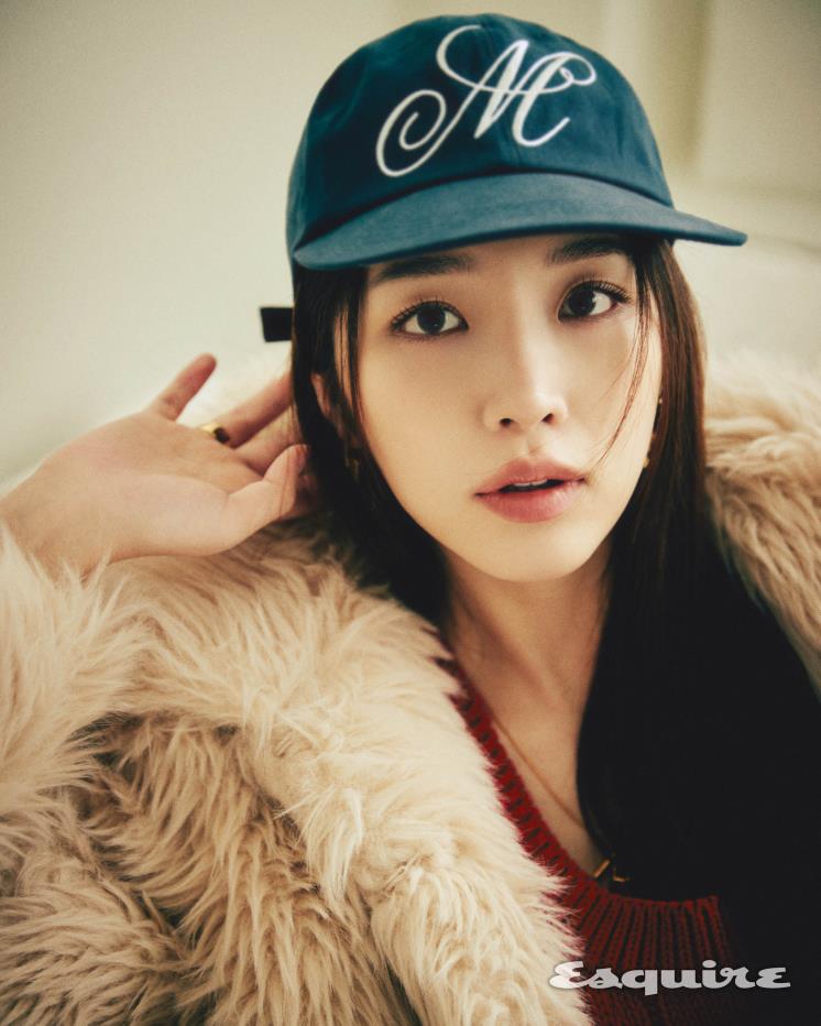 레드 니트 베스트 보카바카. 베이지색 퍼 재킷 앤아더스토리즈. 캡 마하그리드. 네크리스, 이어링 모두 포트레이트 리포트. 하트 링 빈티지 헐리우드.