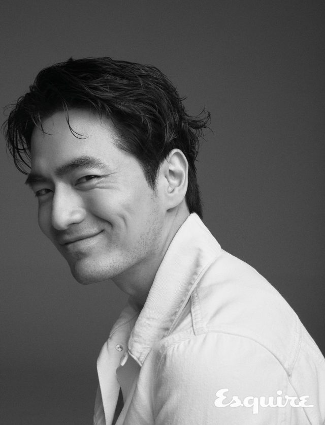 화이트 데님 재킷 산드로 옴므.