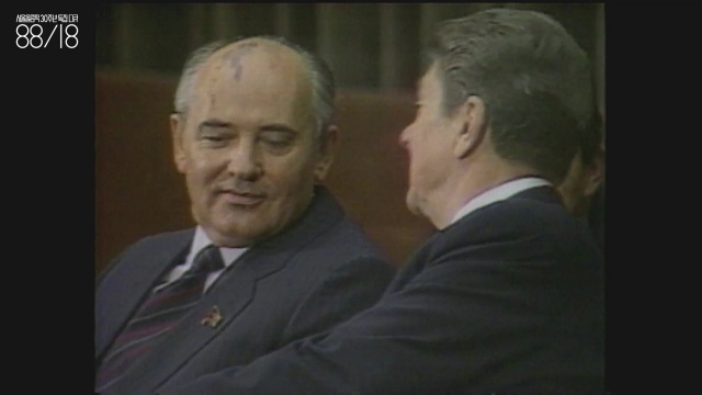 드미트리 고르바초프(1931~) 전 소련 최고회의 주석,  전 소련 대통령. 냉전 시대를 끝내는 데 결정적 역할을 했다. 이때의 공을 인정받아 노벨 평화상을 받았다. 