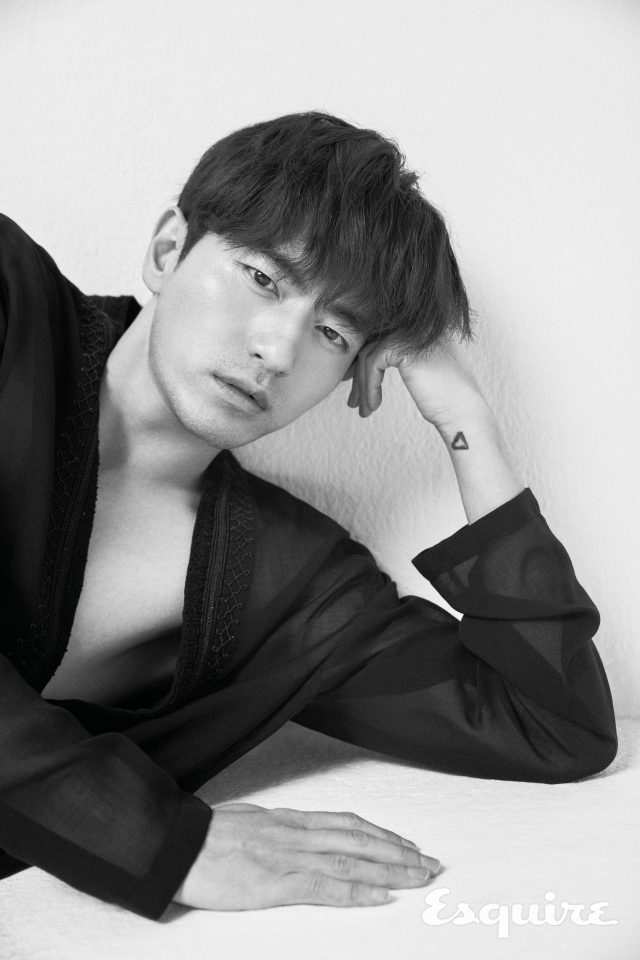 블랙 시스루 블라우스, 블랙 스웨이드 바지 모두 생 로랑.