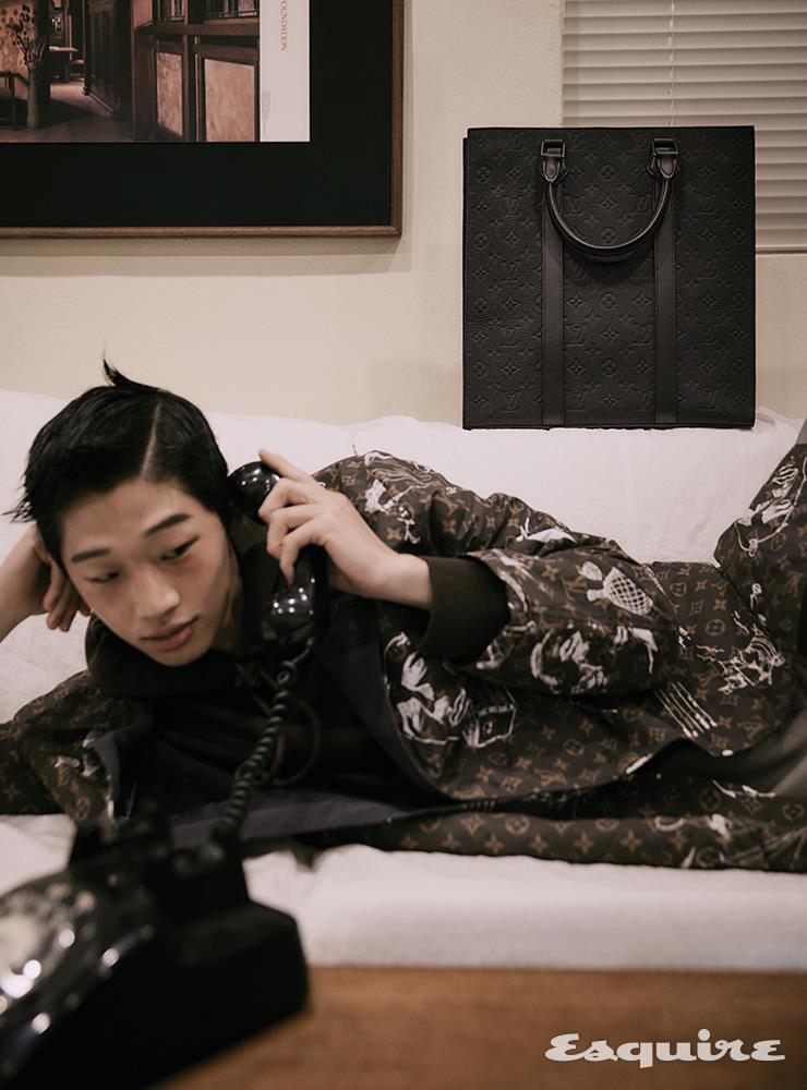 리버서블 코트와 후디, 팬츠, 토뤼옹 모노그램 패턴 토트백 모두 가격 미정 루이 비통.