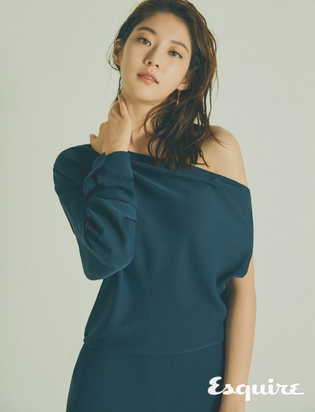 원숄더 점프슈트 메종 마르지엘라 by 육스닷컴. 귀걸이 페르테.