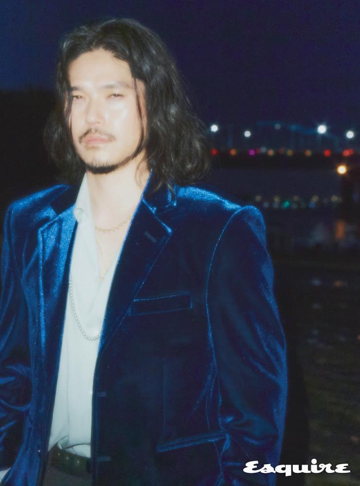 셔츠 프리즘웍스. 팬츠 리얼페이크닷. 펄 네크리스, 골드 스퀘어 펜던트, 골드 네크리스 모두 로아주. 벨벳 재킷 스타일리스트 소장품.