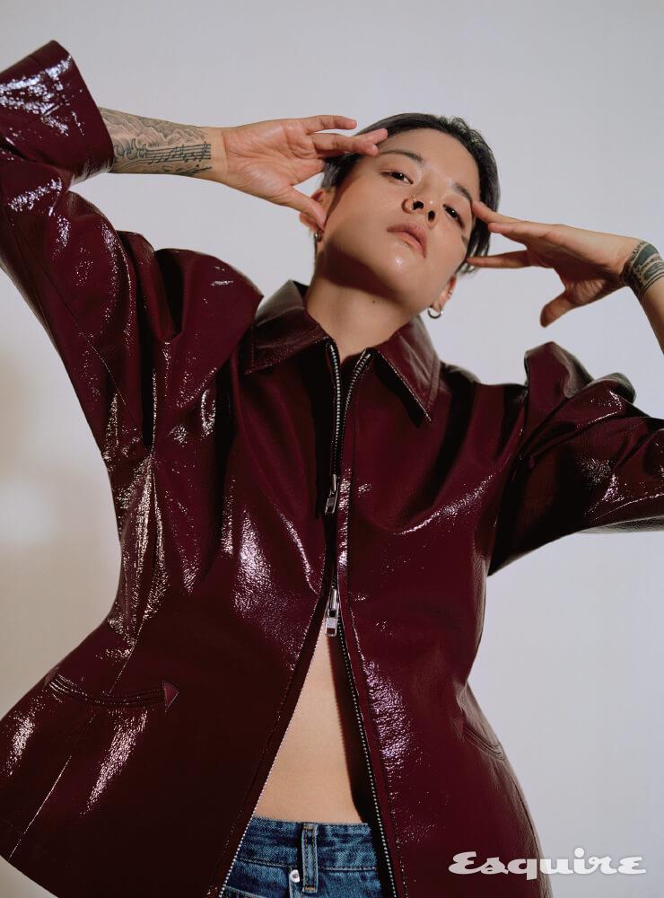 재킷, 데님 팬츠 모두 푸시버튼.