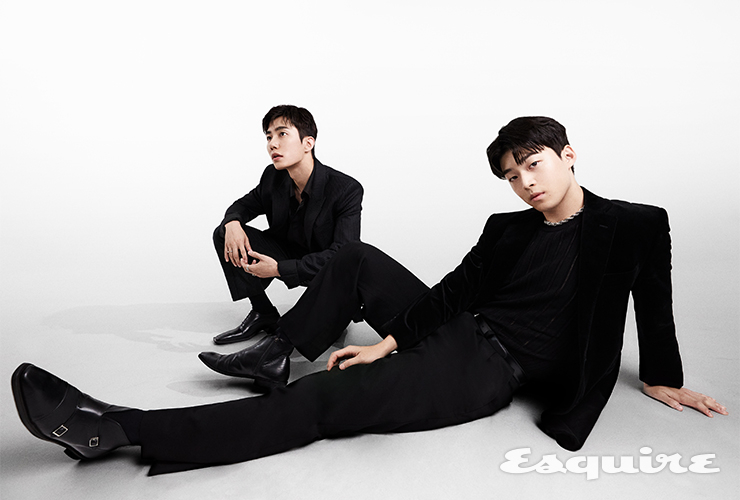 <강민> 벨벳 재킷 스타일리스트 개인 소장품, 이너 노이어, 팬츠, 벨트 스타일리스트 개인 소장품, 목걸이 블랙퍼플, 슈즈 레드미티어 <우현> 슈트 8 by 육스, 셔츠 누아클레, 신발 후망, 목걸이, 반지 센티멍