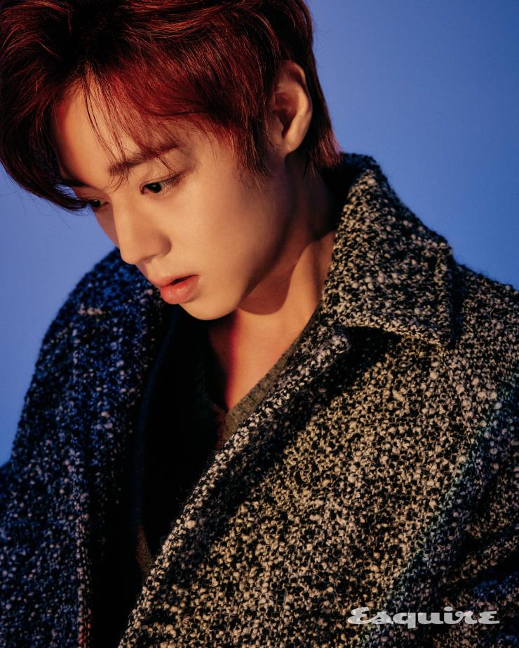 코트, 블레이저 재킷, 니트 모두 아미.