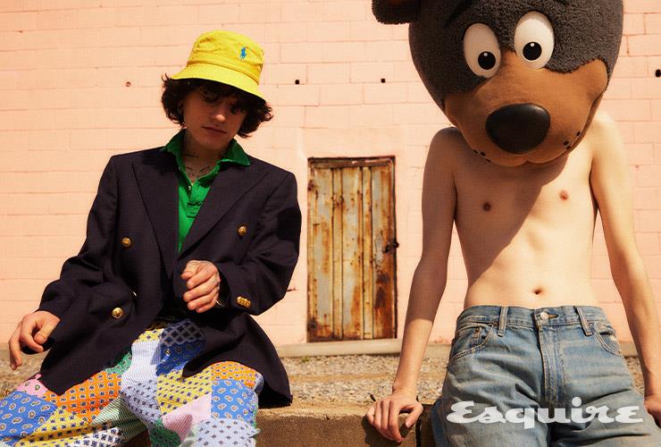(왼쪽) 도스킨 울 재킷 가격 미정, 폴로셔츠 14만원대, 시어서커 패치워크 팬츠 41만원대, 버킷 해트 가격 미정 모두 폴로 랄프 로렌. (오른쪽) 데님 팬츠 가격 미정 폴로 랄프 로렌.
