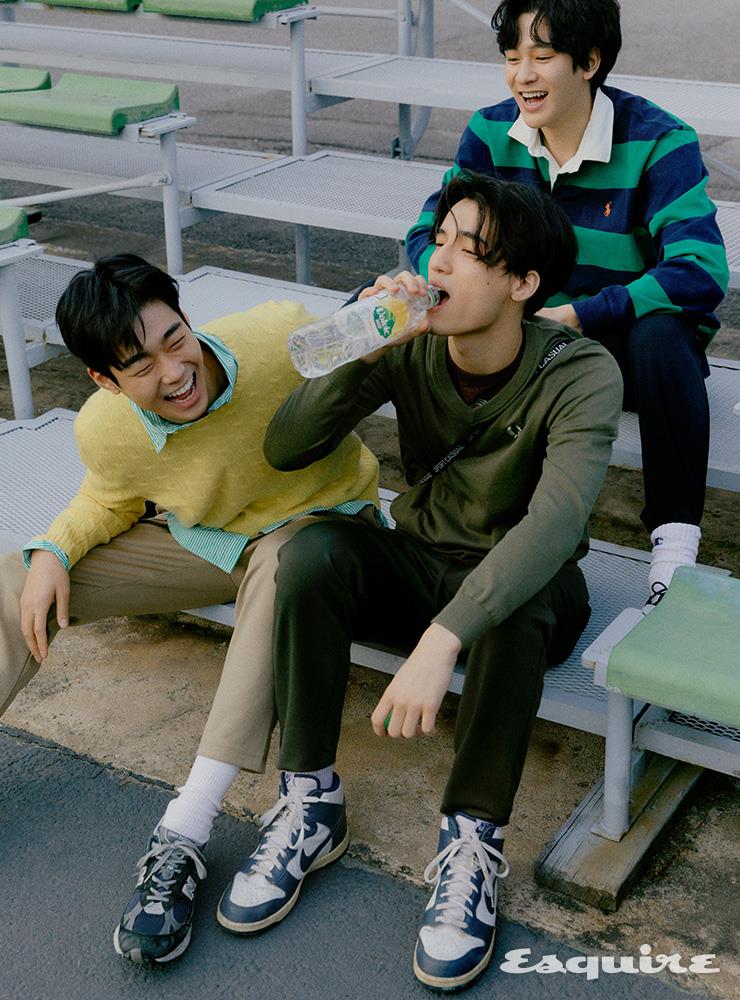 (왼쪽) 옐로 케이블 니트 21만9000원, 스트라이프 옥스퍼드 셔츠 16만9000원 모두 에디터 소장품. 더스트 베이지 발란스 팬츠 4만1900원 언코티드 247. 스니커즈 20만원대 뉴발란스. (오른쪽) 올리브 그린 브이넥 코튼 니트 18만8000원 프레드 페리. 브라운 스트라이프 반팔 티셔츠 6만8000원 리바이스 빈티지 클로딩. 케일 카키 발란스 팬츠 4만1900원 언코티드 247. 하이톱 스니커즈 10만원대 나이키. 크로스백 6만4000원 헤리티지 플로스. (위) 럭비 티셔츠 18만9000원 스타일리스트 소장품. 리얼 블랙 발란스 팬츠 4만1900원 언코티드 247.