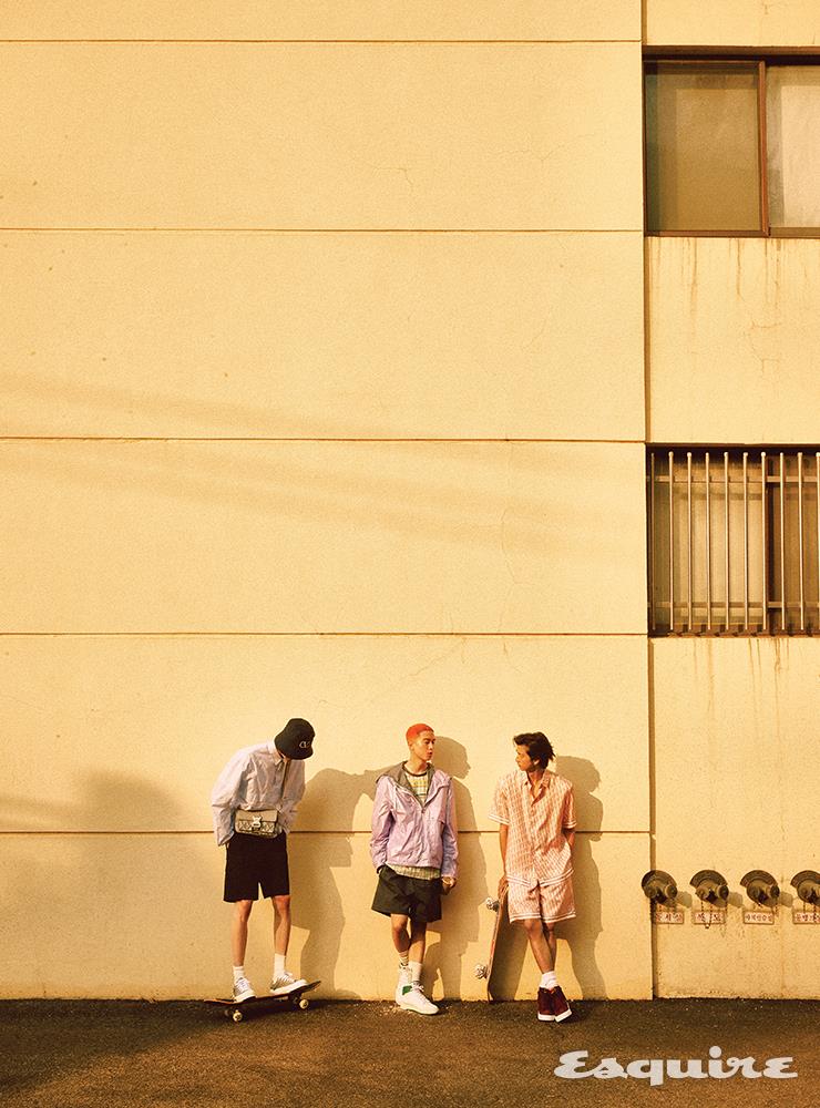스트라이프 풀오버 셔츠, 버뮤다 카고 쇼츠, 로톱 스니커즈, 메신저백 모두 가격 미정 디올 맨. 브이 로고 버킷 해트 55만원 발렌티노 가라바니. 집업 아노락, 파나마 쇼츠 모두 가격 미정 에르메스. 체크 코튼 셔츠 가격 미정 프라다. 하이톱 스니커즈 43만원 악셀 아리가토. 코럴 실크 셔츠, 쇼츠, 삭스 모두 가격 미정 디올 맨. 하이톱 스니커즈 12만9000원 나이키.