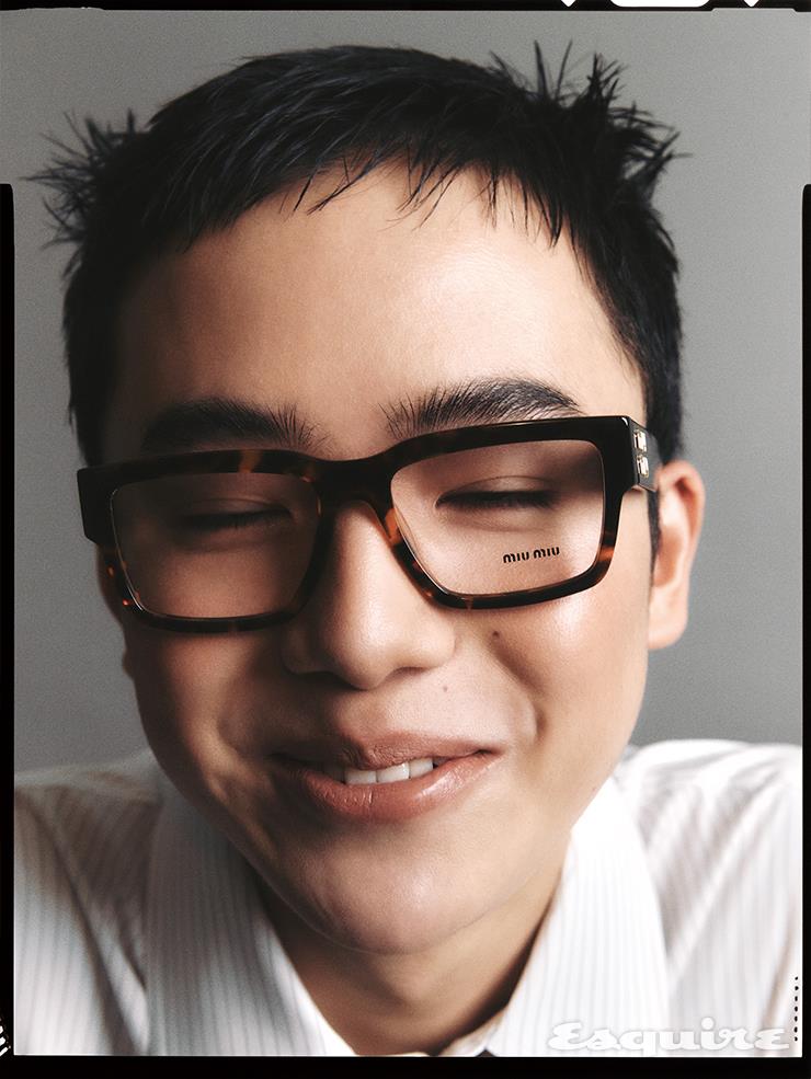 셔츠 가격 미정 보테가 베네타. 안경 52만4000원 미우미우 by 에실로룩소티카