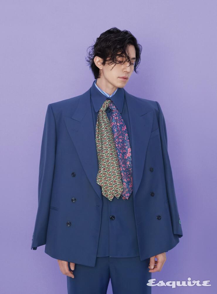 밀리터리풍 테일러드 재킷, 셔츠, 스트라이프 셔츠, 밀리터리풍 팬츠, 페이즐리 프린트 타이 모두 구찌.