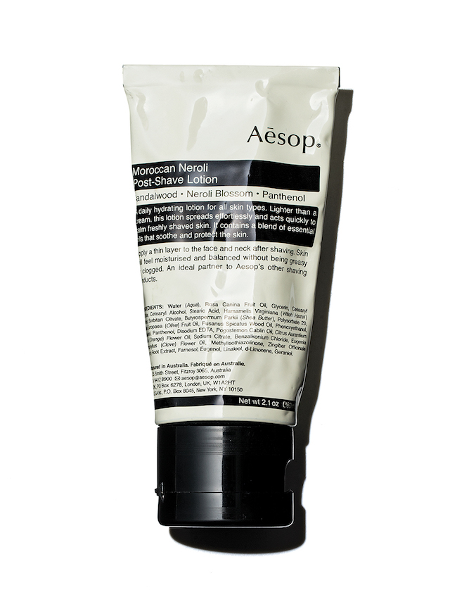 가벼운 제형의 로션이라 마사지하며 바르기 좋다. 모로칸 네롤리 포스트 쉐이브 로션 60ml/6만7000원 이솝.